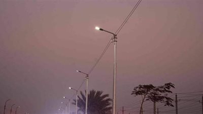 تركيب 736 عمود إنارة بالطريق المؤدي للصحراوي الغربي بالمنيا