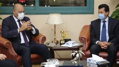 رئيس نقابة البترول خلال لقائه بوزير الرياضة: نُثمِن إستراتيجية الدولة في دعم الشباب