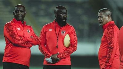 موسيماني يجتمع مع جهازه المعاون بملعب التتش