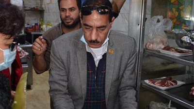 ضبط لحوم مجهولة المصدر بإحدى قرى المشويات فى الإسكندرية