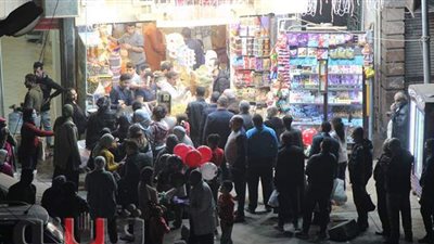 رغم تفشي كورونا.. زحام على محال التسالي والعصائر في ليلة رأس السنة | صور