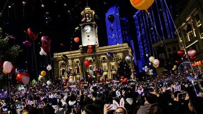 حبسوا شعوب العالم وخرجوا للاحتفال.. مواطنو ووهان يحتفلون بـ