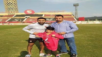 حسين الشحات يحقق حلم الطفل ضياء بالتواجد في الأهلي | صور