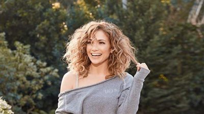 بالورد والأغاني والتبرعات.. هكذا احتفل نجوم العالم برأس السنة| فيديو وصور