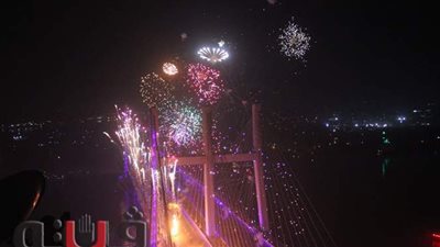 احتفالات المصريين برأس السنة.. ألعاب نارية على كوبري تحيا مصر.. إقبال على محال الحلويات.. رقص الشباب بوسط البلد.. وميدان رمسيس فسحة الغلابة