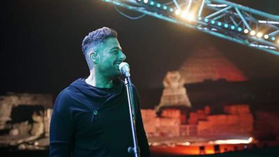 محمد حماقي يتألق في حفل رأس السنة بالأهرامات | صور