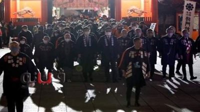 اليابانيون يتحدون كورونا.. ازدحام الأضرحة بالزوار.. ومضيفات طيران يتفرغن لخدمتهم | صور