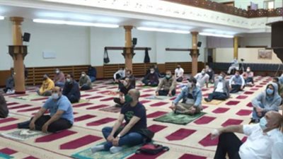 ما حكم المرور بين المصلين يوم الجمعة في زمن الوباء؟.. دار الإفتاء تجيب