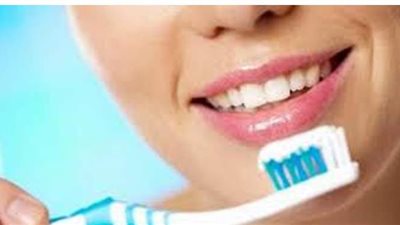 تفسير حلم تنظيف الأسنان في المنام وعلاقته بالخلافات الزوجية وزوال الكرب والحزن