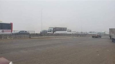 المرور تعيد فتح طريق السويس الصحراوي بعد اختفاء الشبورة المائية