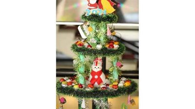 احتفالاً بالعام الجديد 2021.. البيئة تصمم شجرة ميلاد صديقة للطبيعة | صور