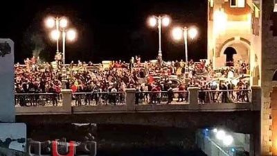 تجمع الآلاف على كوبري ستانلي للاحتفال برأس السنة.. والنشطاء: الكورونا انتحرت | صور