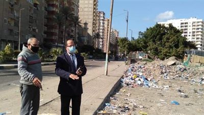 رئيس حى المنتزة بالإسكندرية يتابع أعمال النظافة فى الميادين