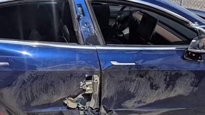 شاحنة تحطم سيارة تسلا 3 بسبب السرعة | فيديو