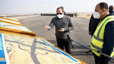 لحظة تفقد السيسي قطاعات القوس الغربي للطريق الدائري الأوسطي | فيديو