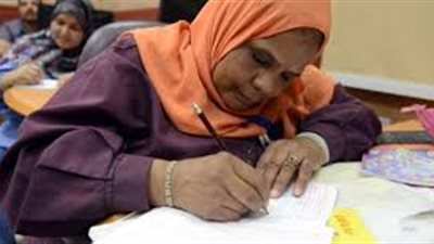 أستاذ علم اجتماع تطالب بحملة 