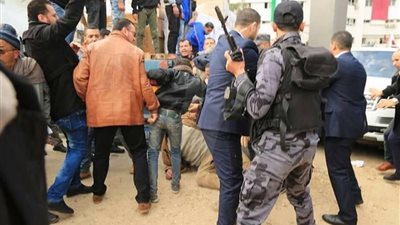 مندوب تميم المنبوذ.. علقة بالأحذية وتمزيق علم قطر في غزة «فيديو وصور»