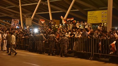 30 صورة ترصد احتفالات المصريين بأبطال اليد في مطار القاهرة