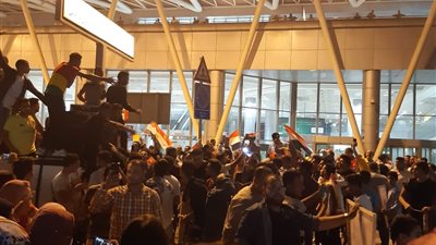 توافد الجماهير إلى مطار القاهرة لاستقبال أبطال العالم منتخب اليد (صور)