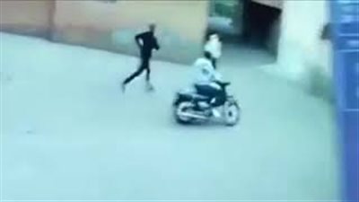 لحظة اعتداء لصين على فتاة وسرقة حقيبتها بوضح النهار (فيديو)