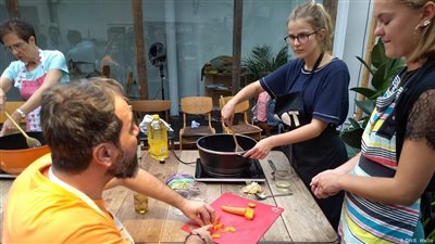 على كرسي متحرك.. طالب لجوء لبناني يعلّم البريطانيين فنون الطبخ