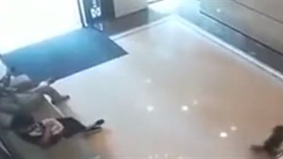 لقطات مروعة للحظة سقوط طاولة على صبي وسحقه (فيديو)