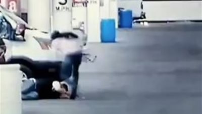 لحظة اعتداء لصين على رجل بطريقة وحشية (فيديو)