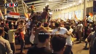 رقص على «المزمار البلدي» بمطار القاهرة استعدادا لاستقبال أبطال اليد (فيديو)