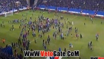 جماهير ويجان تقتحم أرض الملعب احتفالا بالفوز على مان سيتي (فيديو)