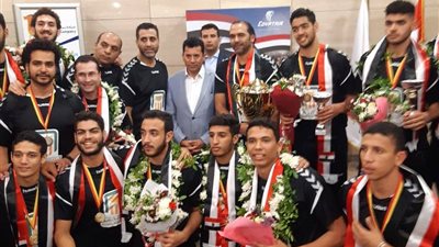 بعثة منتخب اليد للشباب تصل مطار القاهرة بعد التتويج بكأس العالم