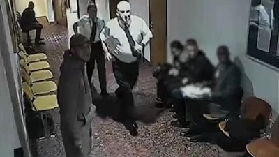 كيف ساعد رجل لصا على الهروب من المحكمة؟ (فيديو وصور)