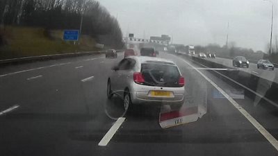 حادث تصادم سيارة تتحرك في ثلاث حارات على طريق سريع (فيديو وصور)