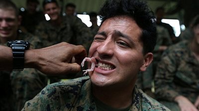 لقطات لجنود المارينز يشربون دماء الثعابين ويأكلون السحالي (فيديو وصور)