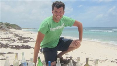 رجل يتخلى عن وظيفته لجمع رسائل البحر بأصحابها (فيديو وصور)