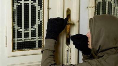 حبس مسجل خطر بتهمة سرقة 8 منازل في المرج