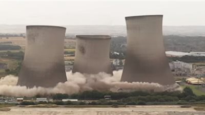 لحظة انهيار محطة طاقة في بريطانيا بعد تفجيرها (فيديو)