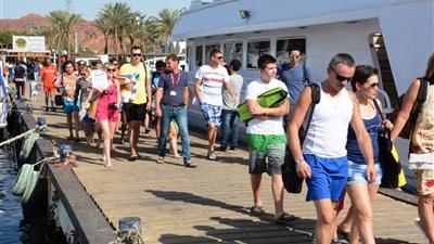 وصول وسفر 432 راكبا وتداول 81 شاحنة بميناء نويبع