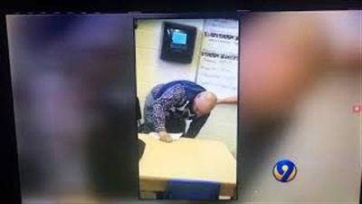 مدرس يسقط تلميذا أرضا بسبب خلاف حول «شيكولاتة الفالنتين» (فيديو)