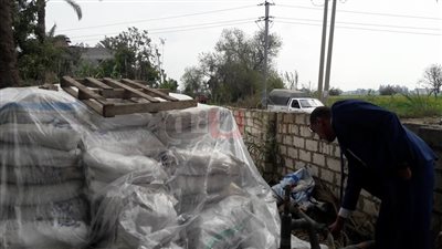 ضبط 235 شيكارة ملح مجهول المصدر بمصنع ألبان في كفر الشيخ (صور)