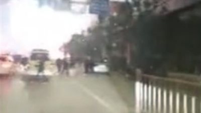 انفجار حامل للألعاب النارية في شارع يسفر عن وفاة 3 أشخاص (فيديو)