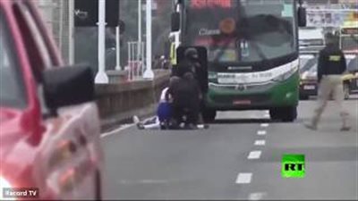 لحظة قنص مسلح احتجز 31 راكبا داخل حافلة بالبرازيل (فيديو)