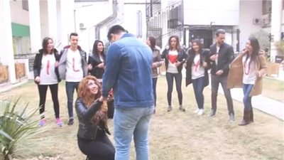 فتيات يعرضن الزواج من شباب.. فتاة تقدم دبلة لحبيبها بالشارع.. وطالبة صيدلة ترفع لافتة «will you marry me يا أحمد».. وأخرى تفاجئ لاعب بفستان الفرح.. وعضو الفتوى: يجوز