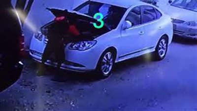 لحظة سرقة صبي بطارية سيارة من أمام منزل صاحبها بجدة (فيديو)