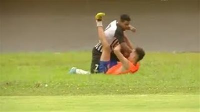 لحظة اعتداء لاعب برازيلي على مشجع فرح بهدف للفريق الآخر (فيديو)