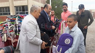 توزع كتيبات لتوعية الطلاب ضد مرض السرطان في البحر الأحمر (صور)