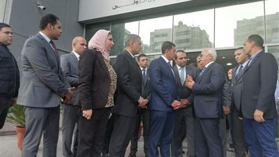 محافظ بورسعيد يتفقد مركز خدمة المستثمرين بالمنطقة الحرة (صور)