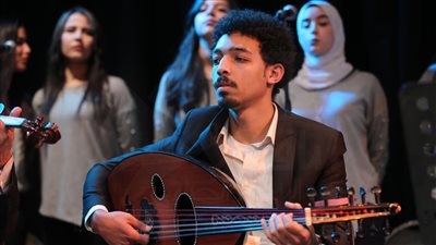 «الخان» تشدو بأغاني نجوم الفن والطرب بالساقية (صور)