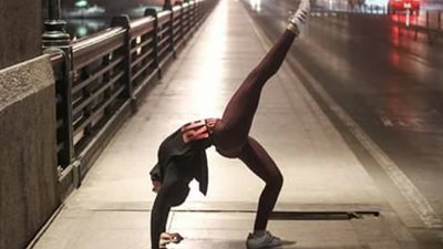 فتاة محجبة تمارس الباليه على كوبري قصر النيل (صور)