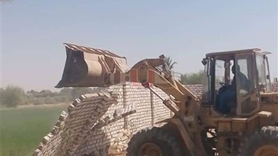 إزالة 72 حالة تعد على أراضي أملاك الدولة في قنا (صور)