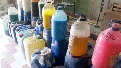 التحفظ على منظفات ومستلزمات غير صالحة للاستهلاك لفحصها بالإسكندرية